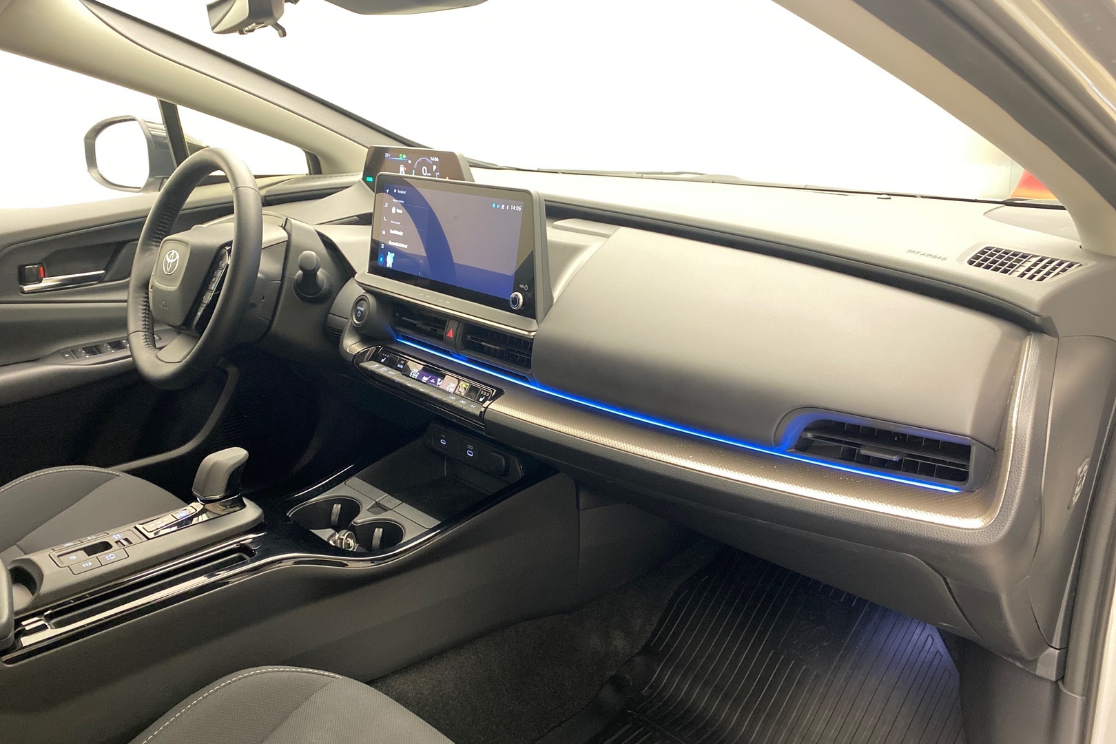 TOYOTA Prius Plug-in 2024