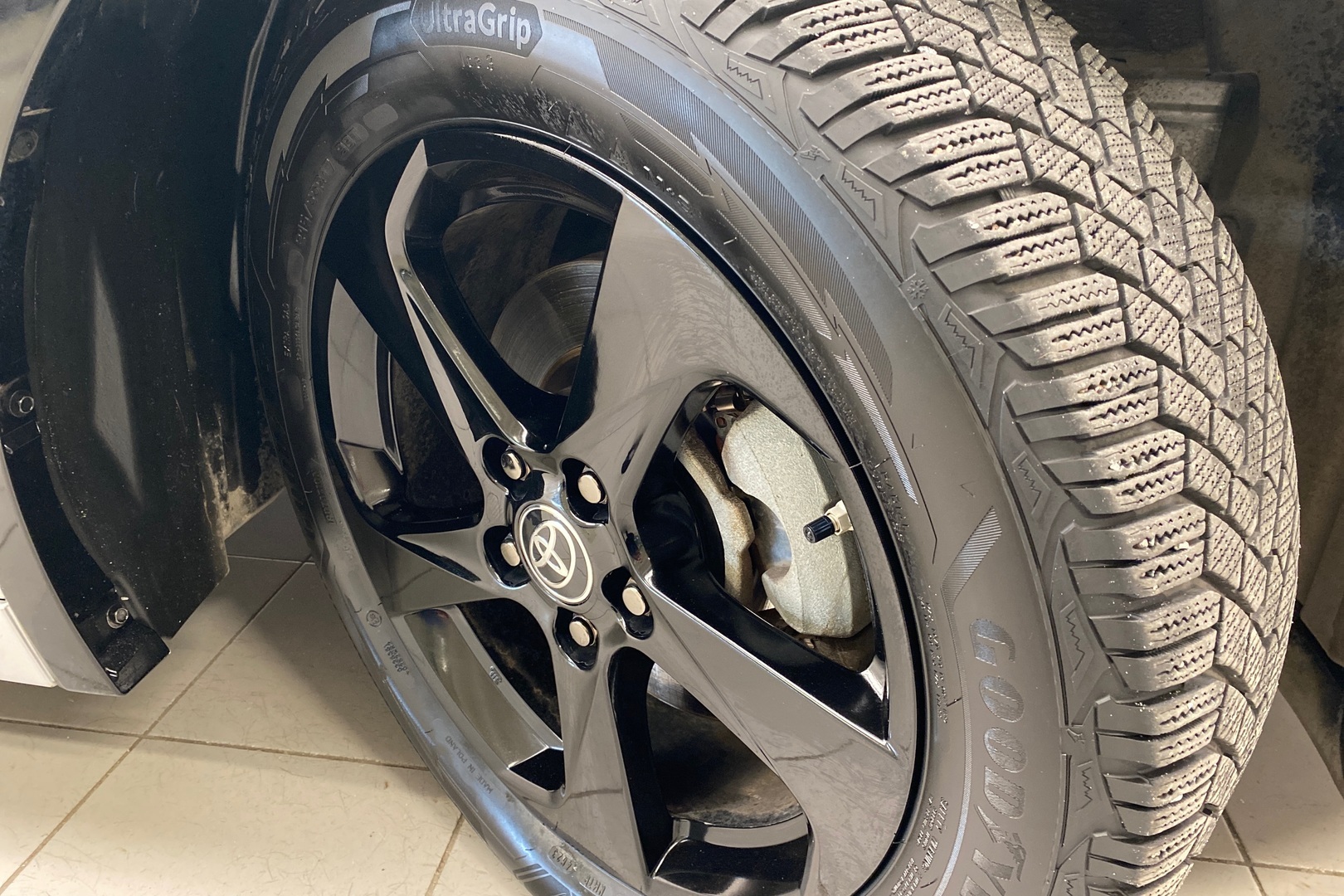 TOYOTA Prius Plug-in 2024