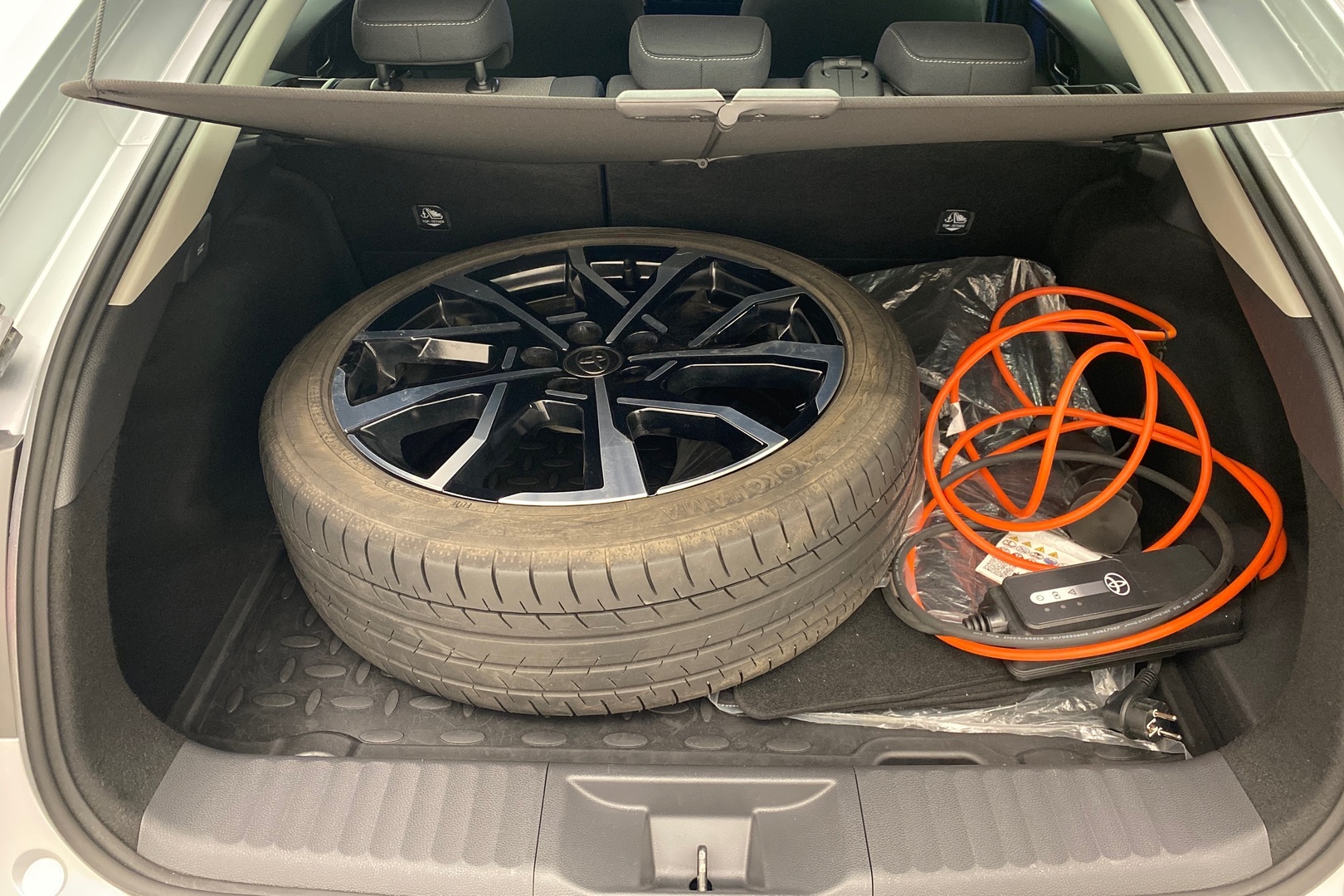 TOYOTA Prius Plug-in 2024