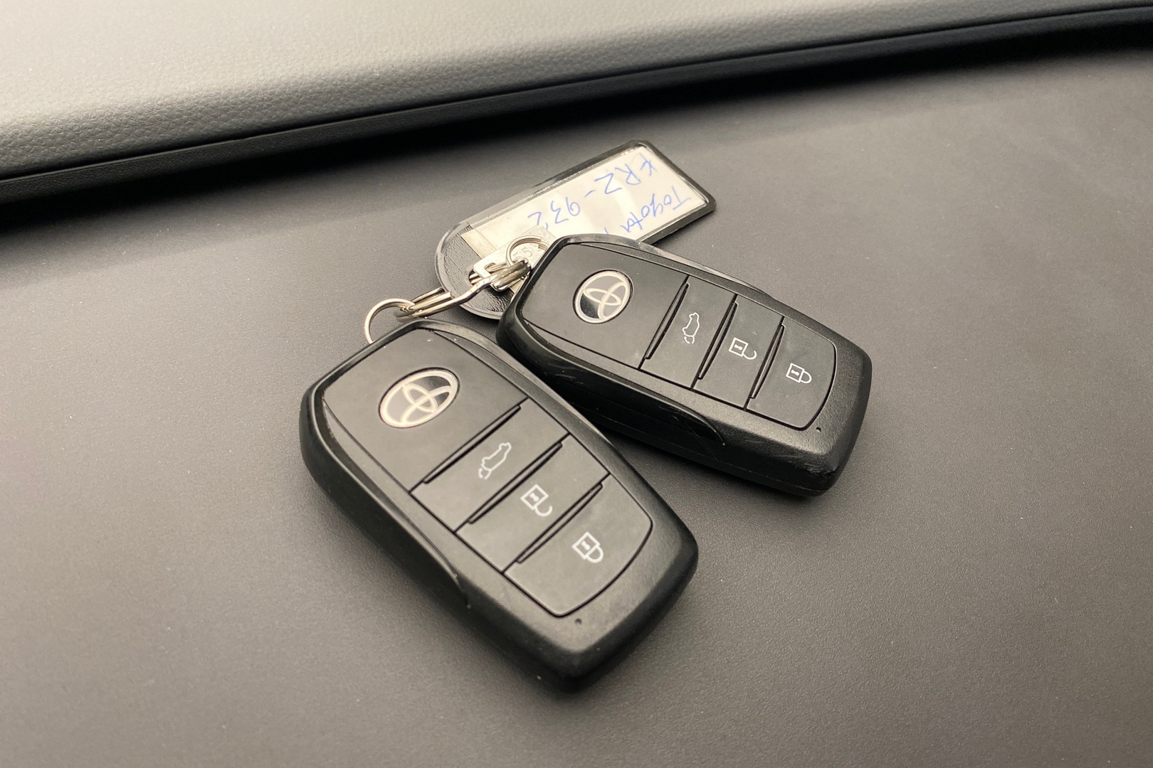 TOYOTA Prius Plug-in 2024