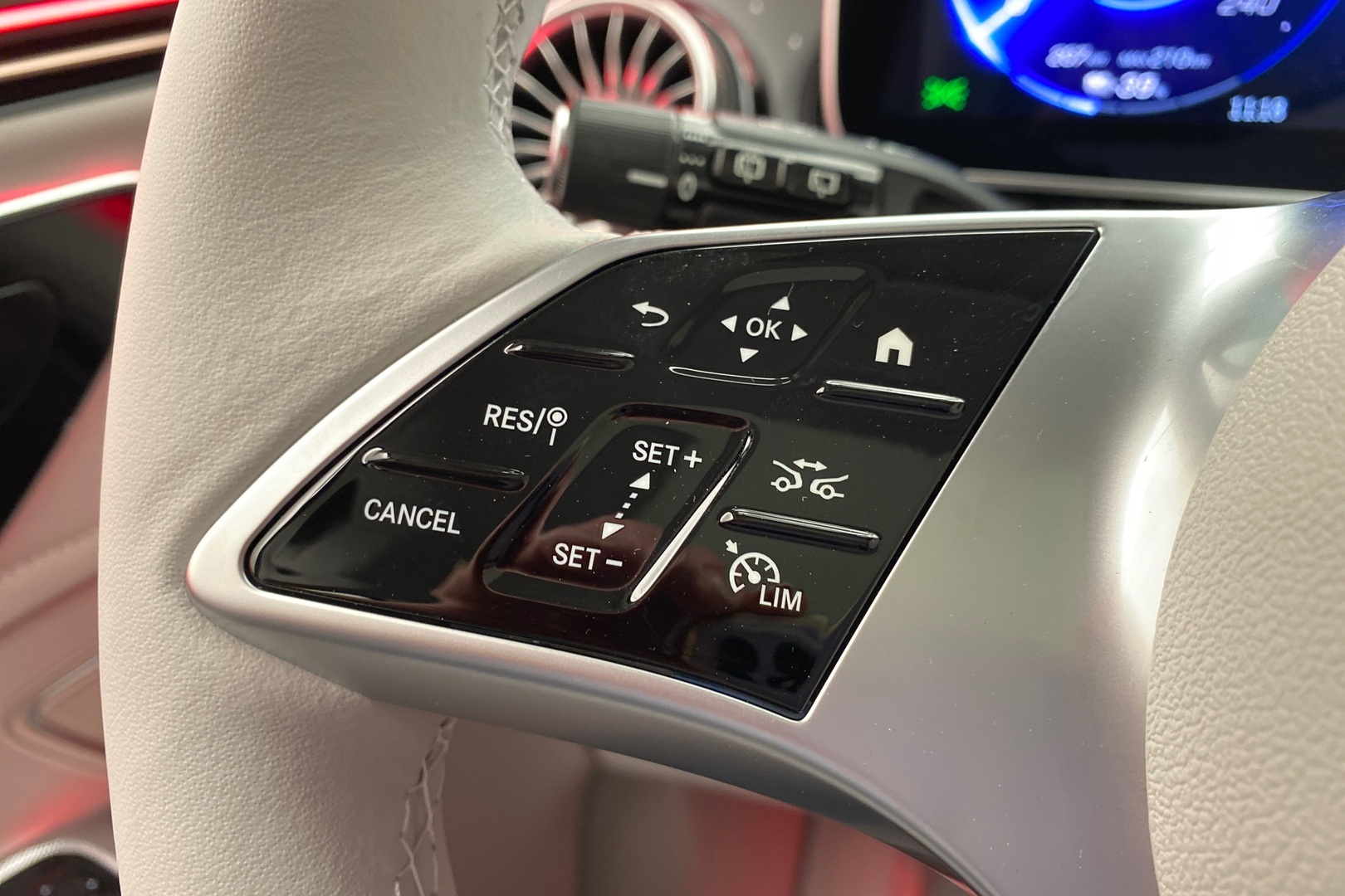 MERCEDES-BENZ EQE SUV 2026