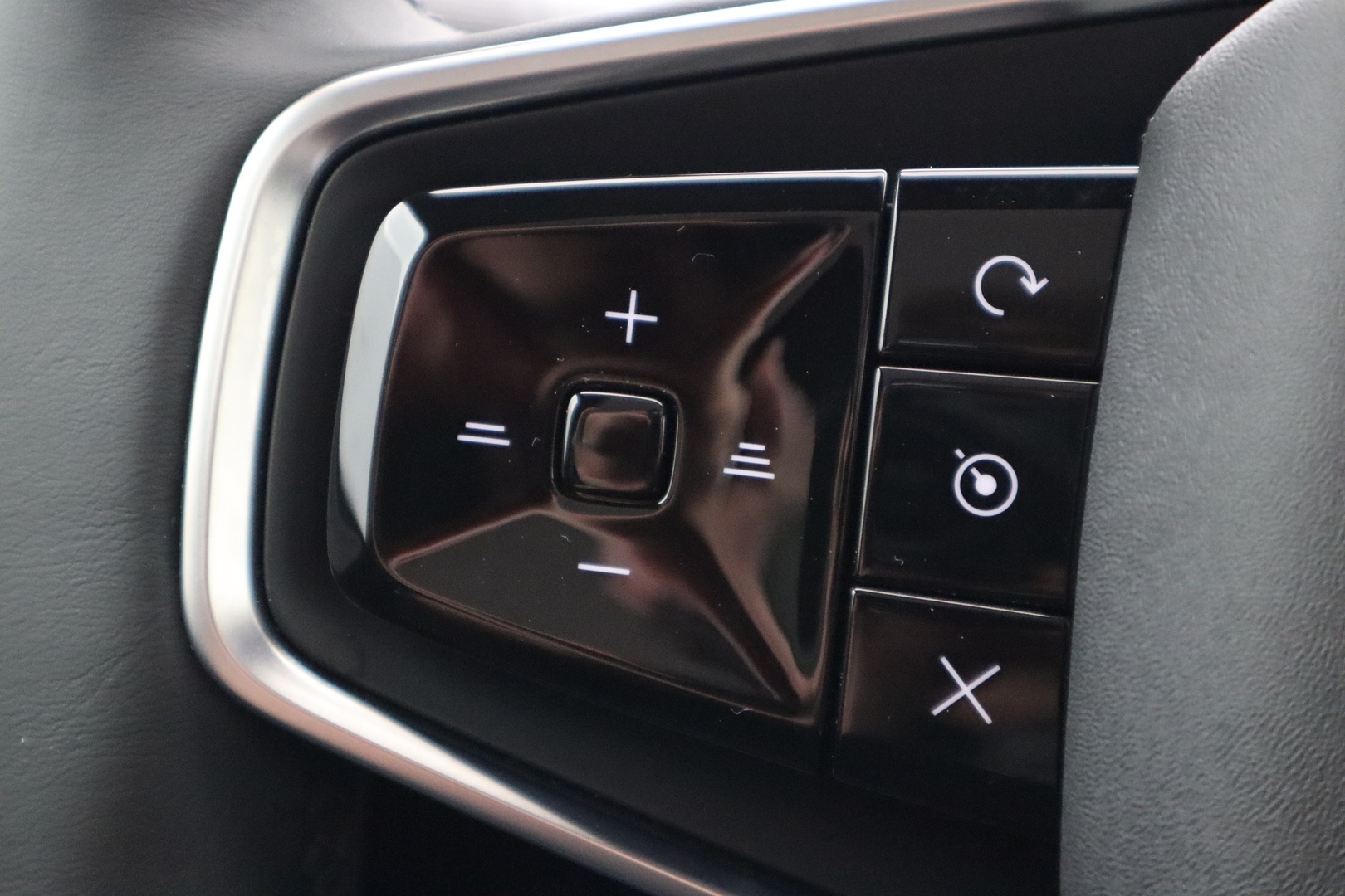POLESTAR 4 2025