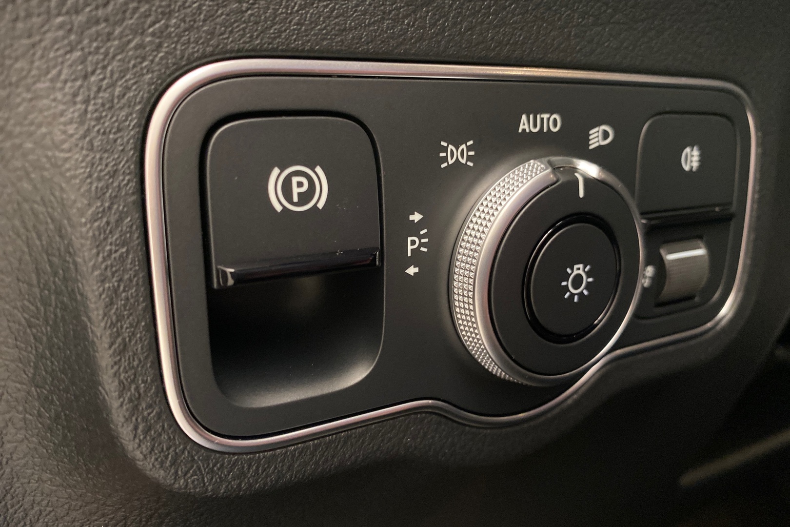 MERCEDES-BENZ EQA 2025