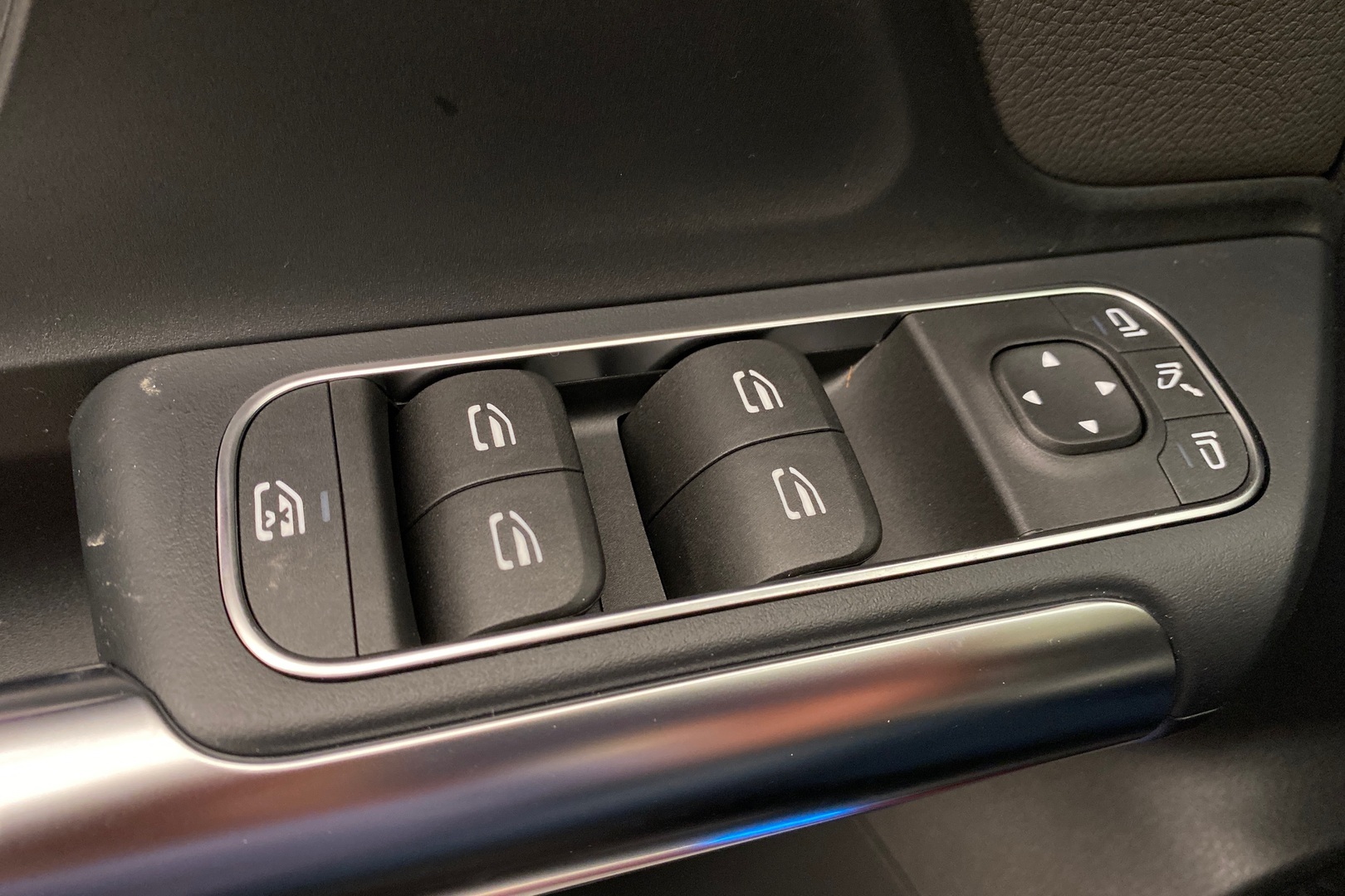 MERCEDES-BENZ EQA 2025