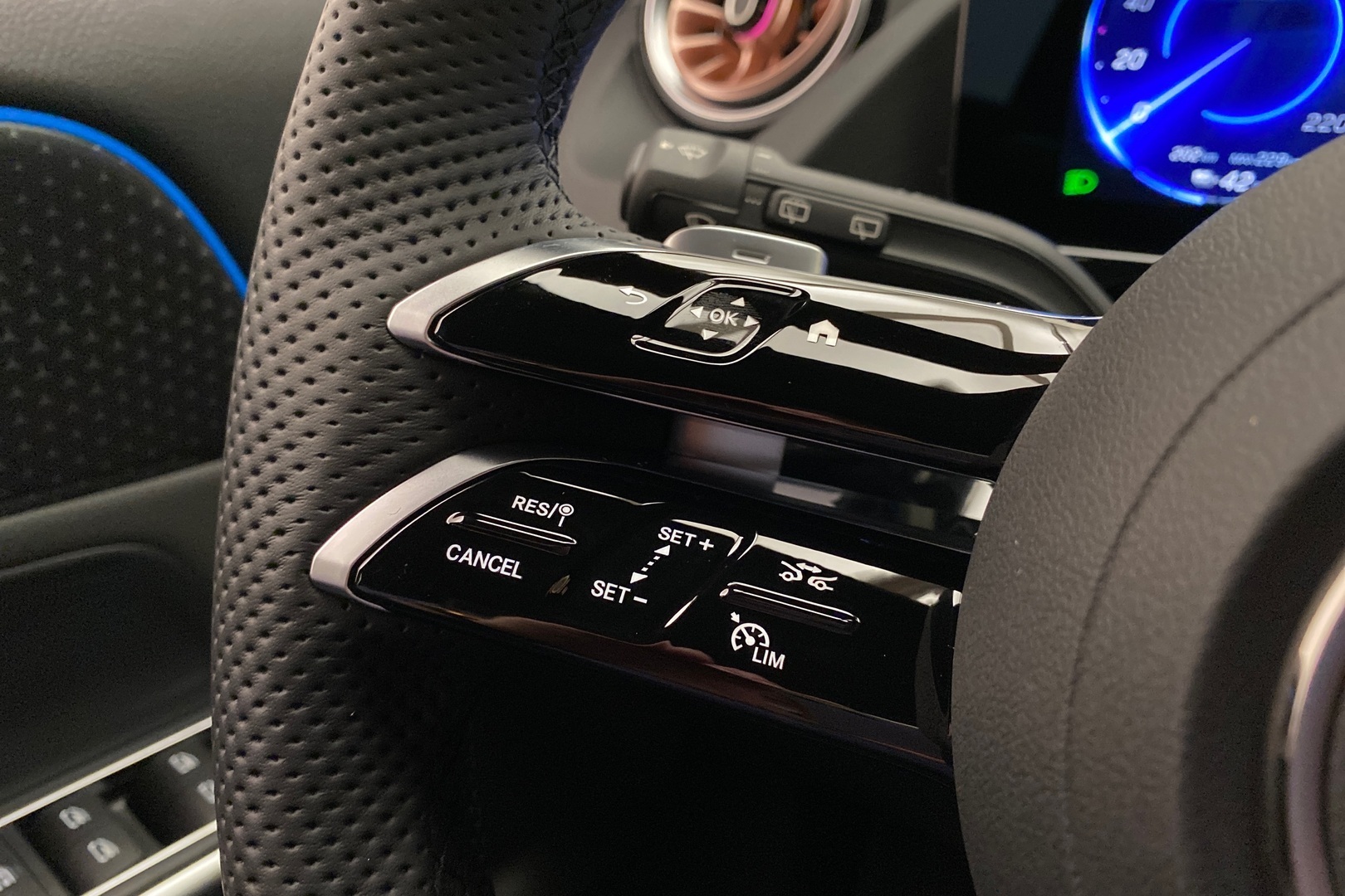 MERCEDES-BENZ EQA 2025