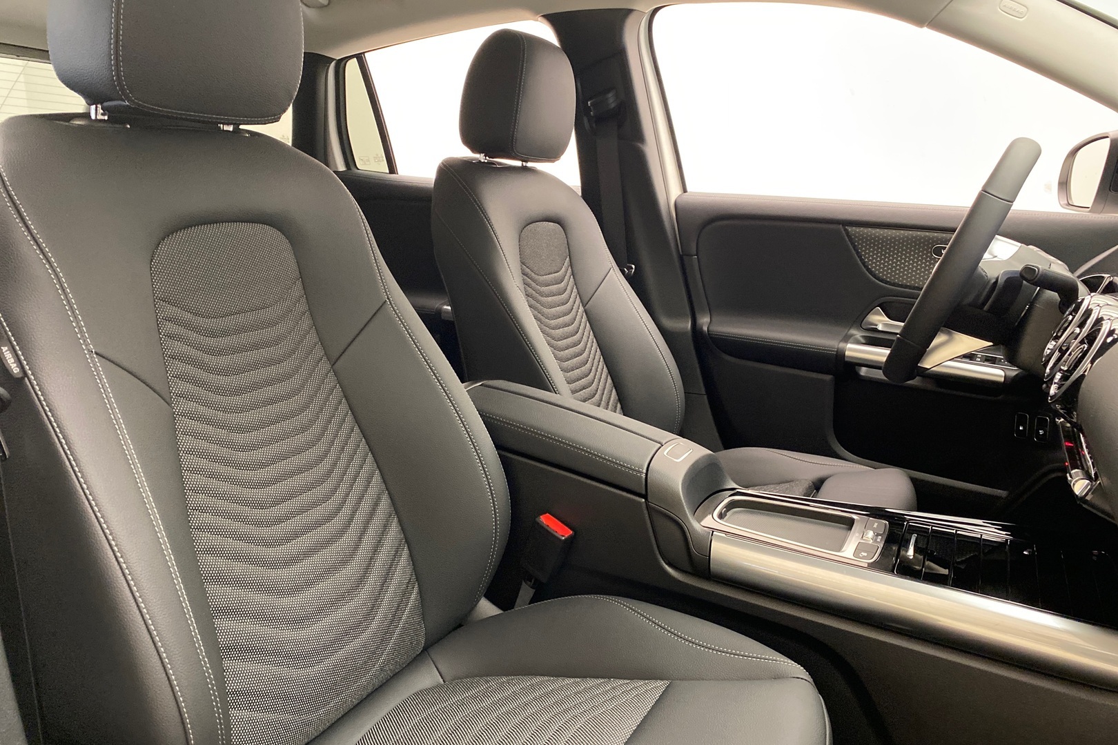 MERCEDES-BENZ GLA 2024