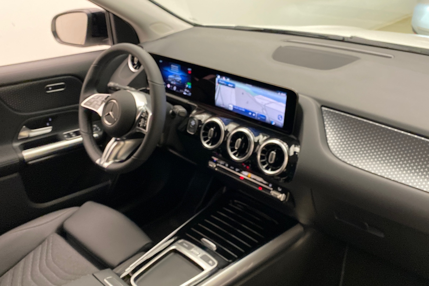 MERCEDES-BENZ GLA 2024