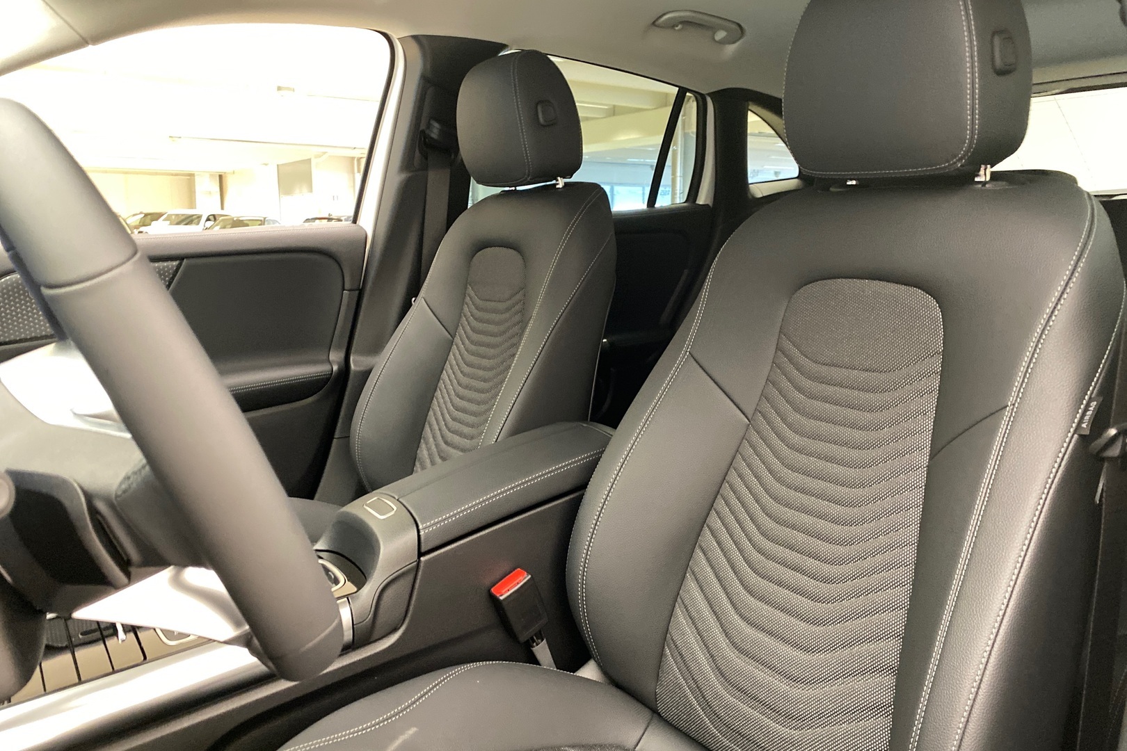 MERCEDES-BENZ GLA 2024