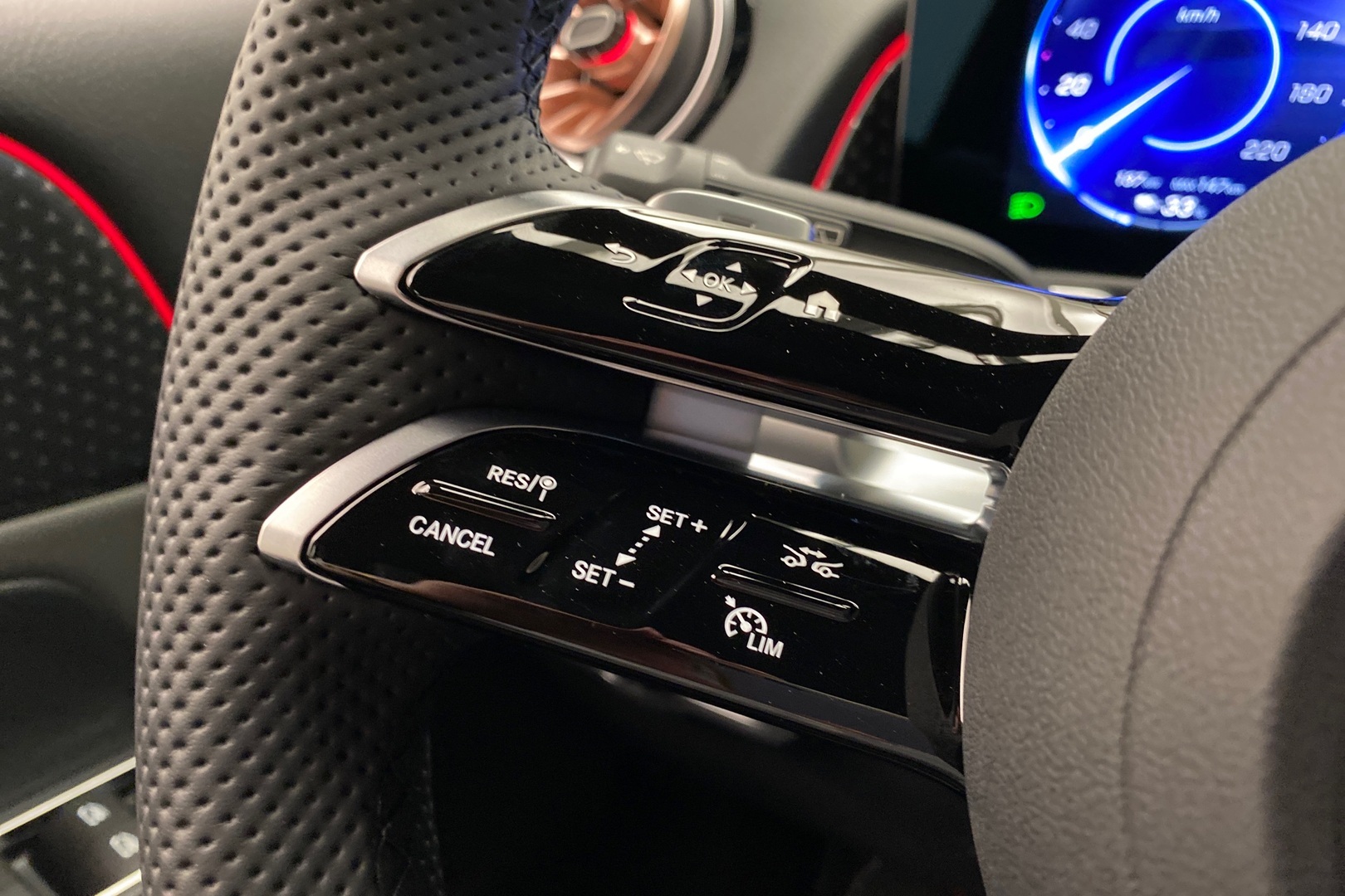 MERCEDES-BENZ EQB 2024