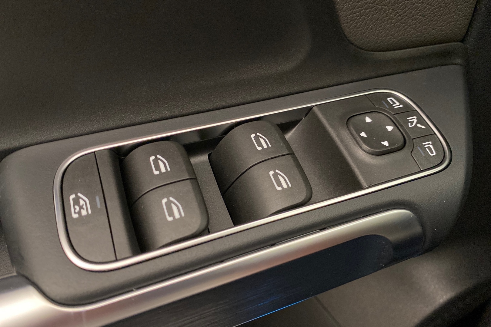 MERCEDES-BENZ EQB 2025