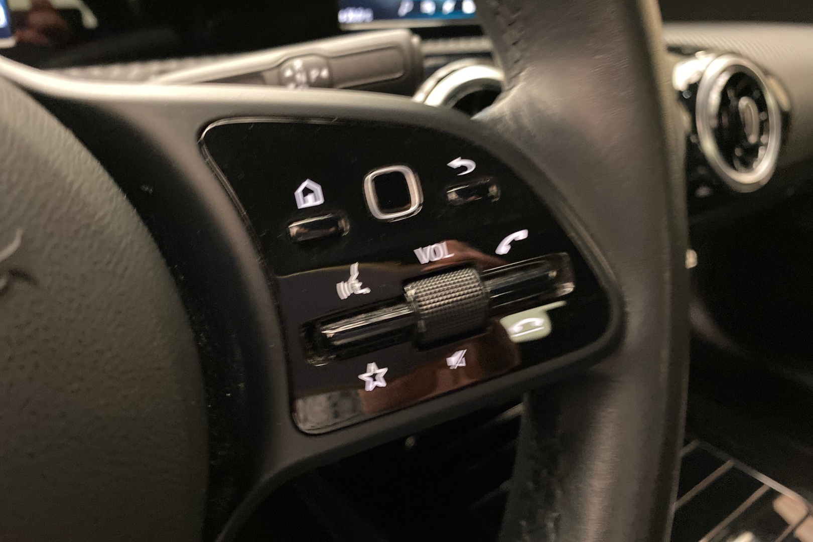 MERCEDES-BENZ A 2019