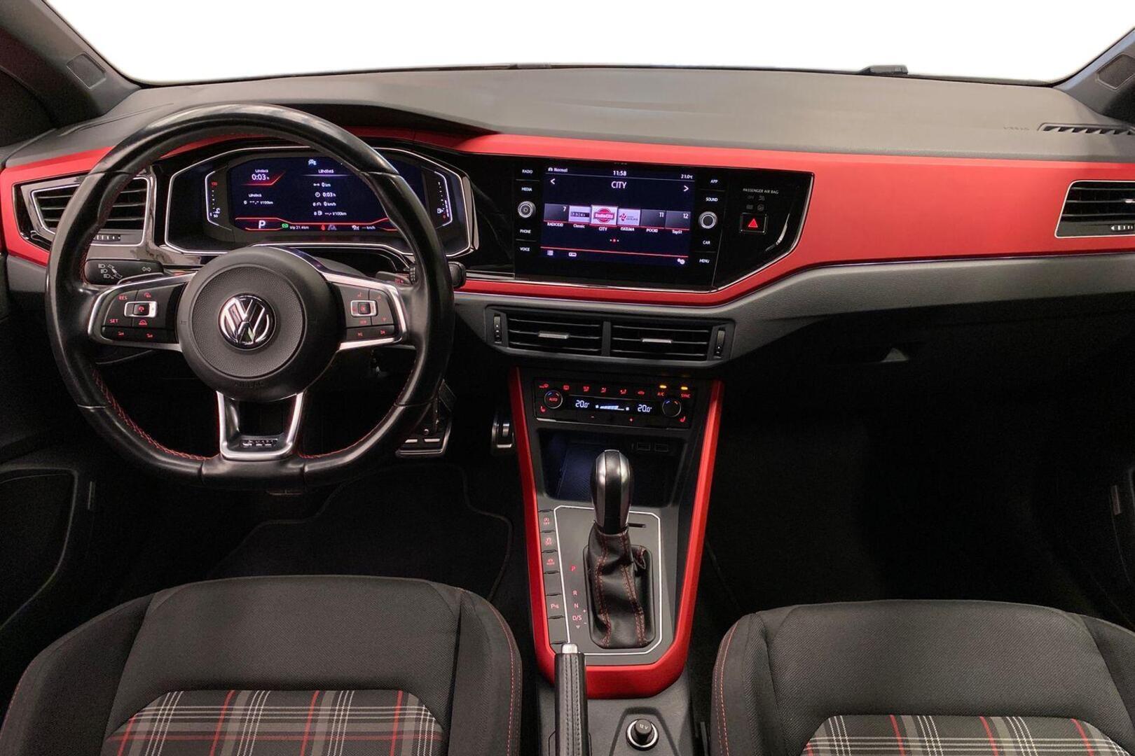 VOLKSWAGEN Polo 10