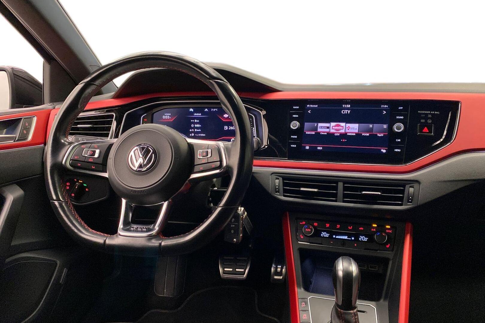 VOLKSWAGEN Polo 17