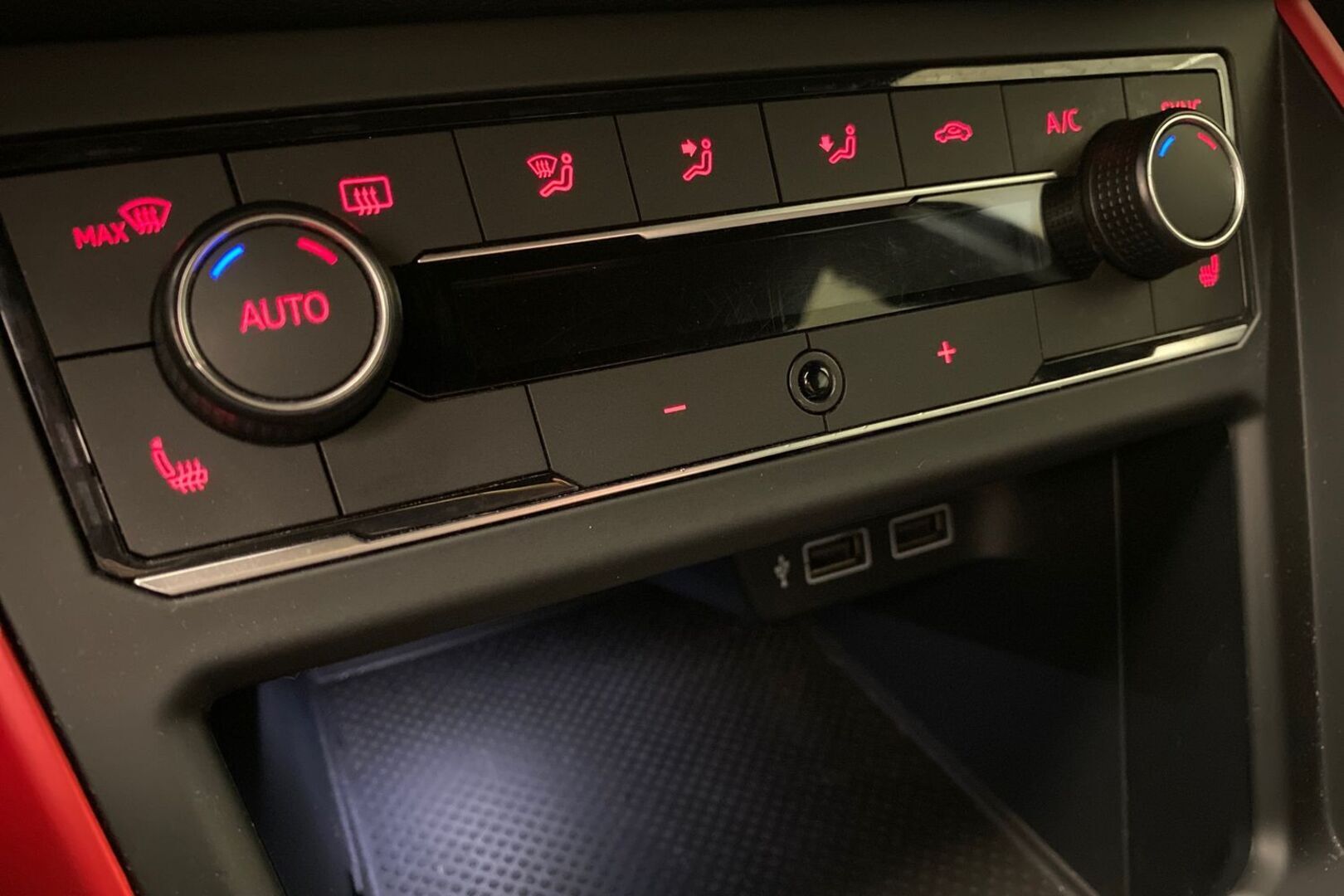 VOLKSWAGEN Polo 24