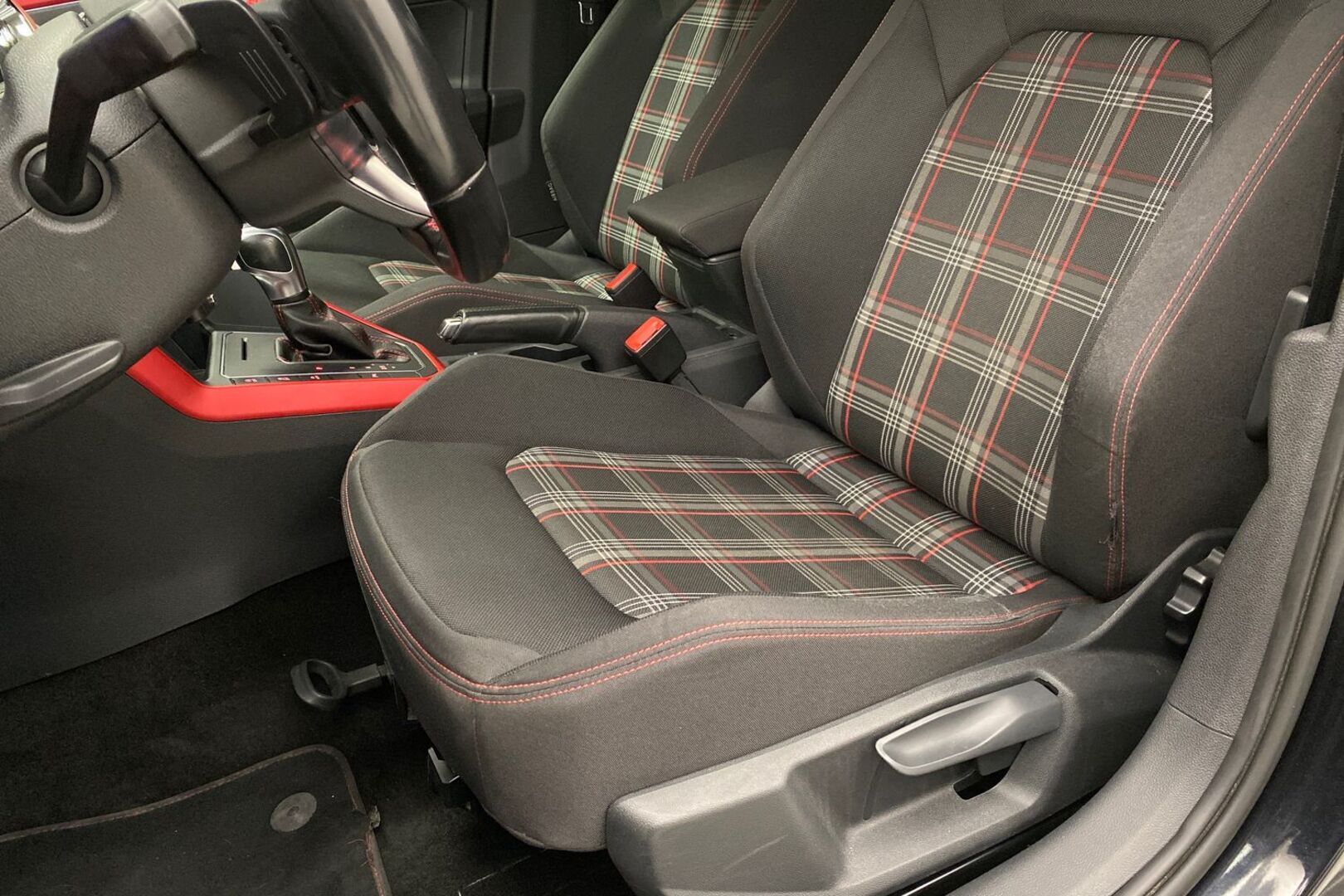 VOLKSWAGEN Polo 32