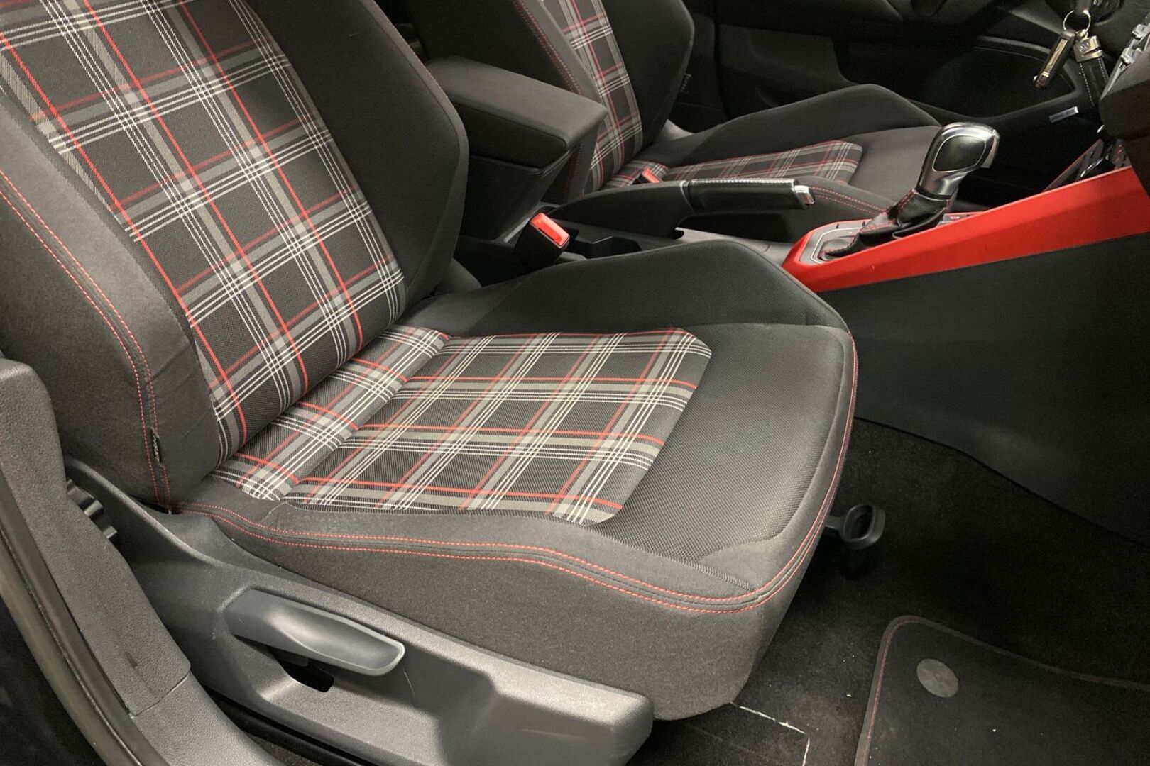 VOLKSWAGEN Polo 35
