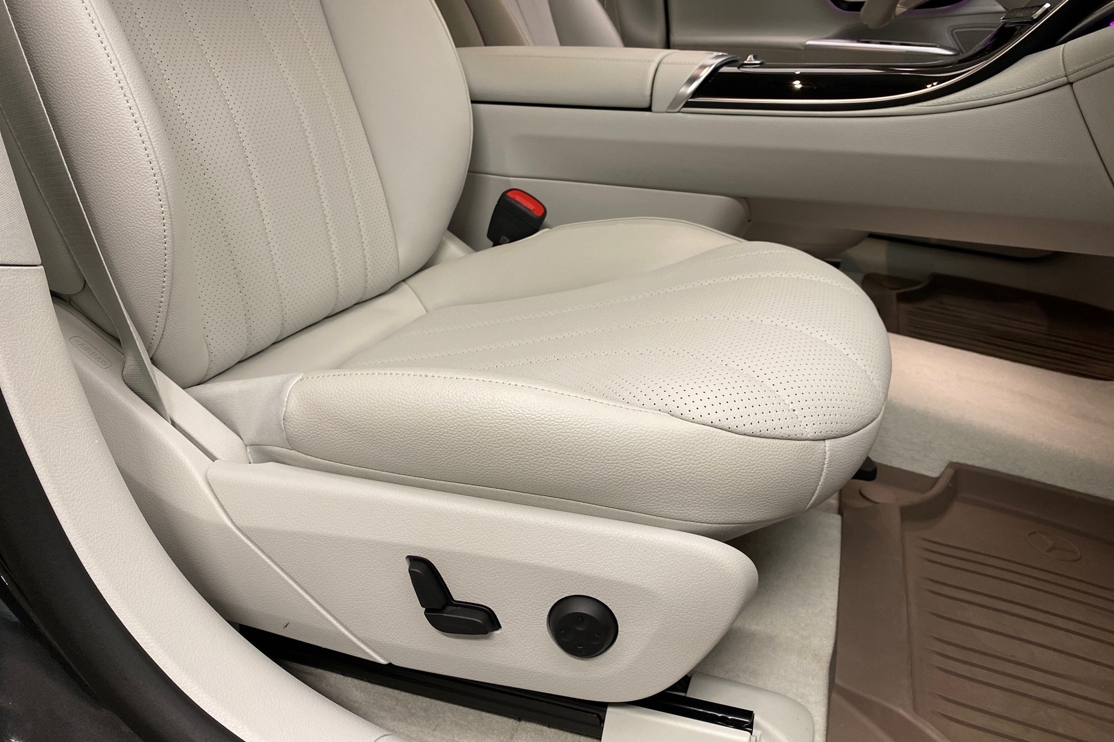 MERCEDES-BENZ EQE 2023