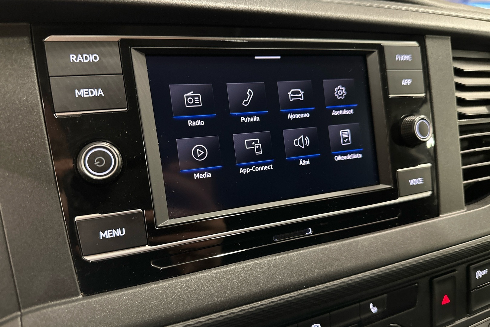 VOLKSWAGEN Transporter 2024