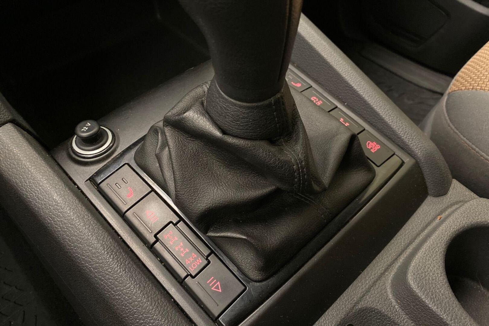 VOLKSWAGEN Amarok 2012
