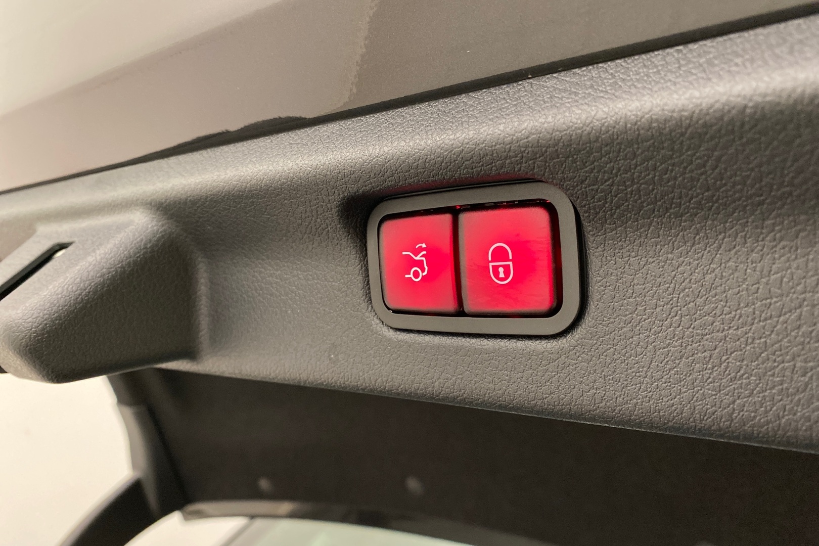 MERCEDES-BENZ EQE 2025