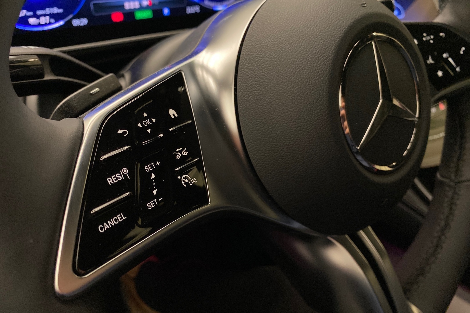 MERCEDES-BENZ EQE 2025