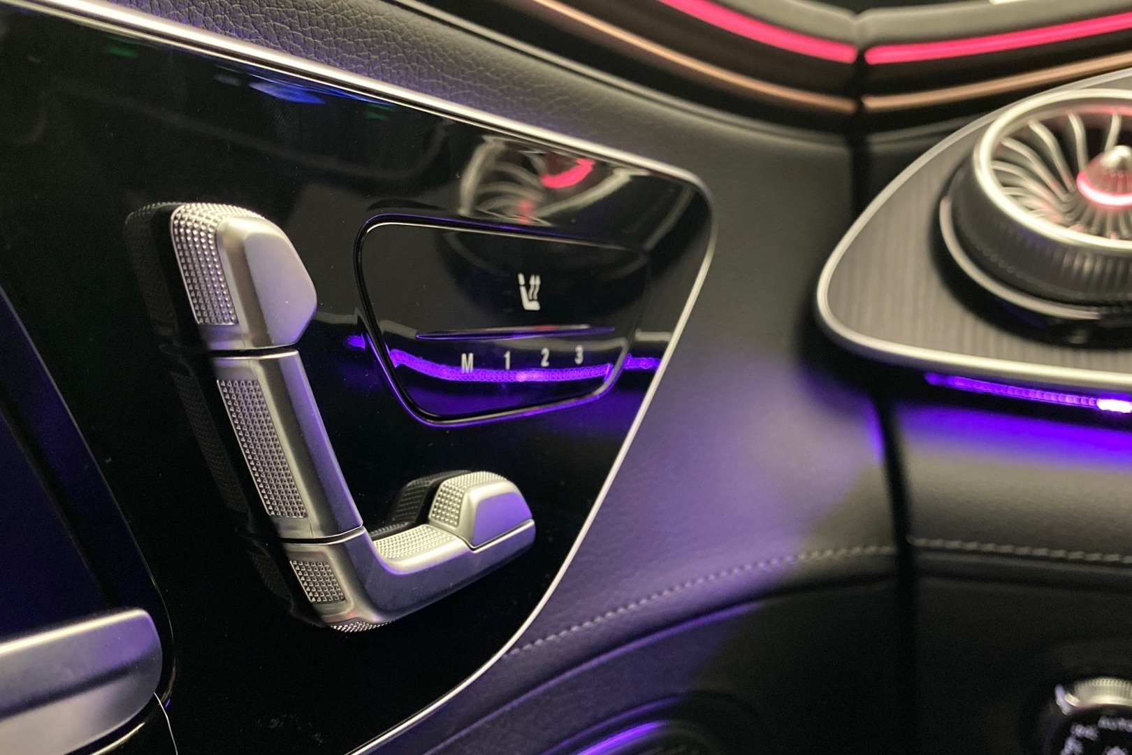 MERCEDES-BENZ EQE 2025