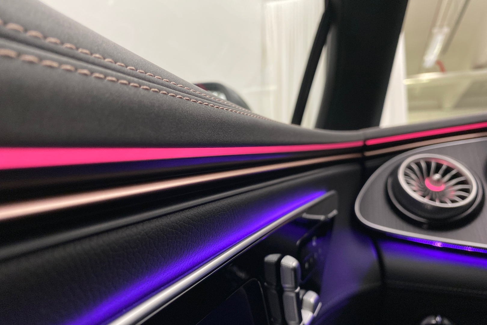 MERCEDES-BENZ EQE 2025