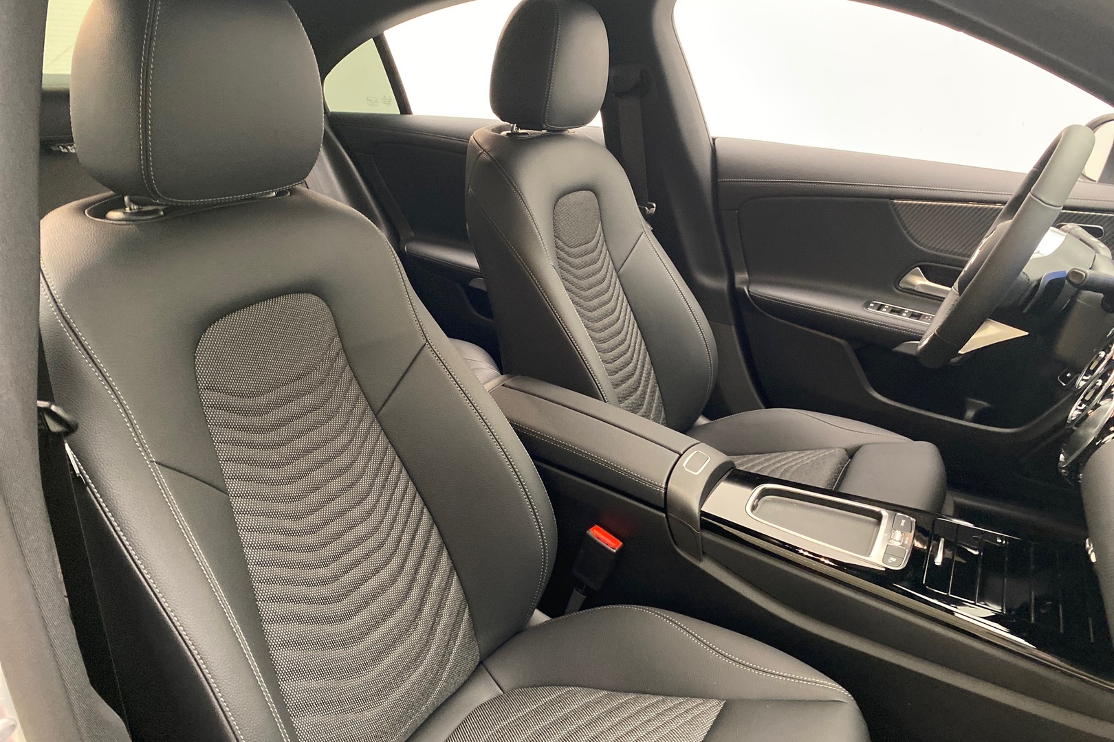 MERCEDES-BENZ CLA 2025