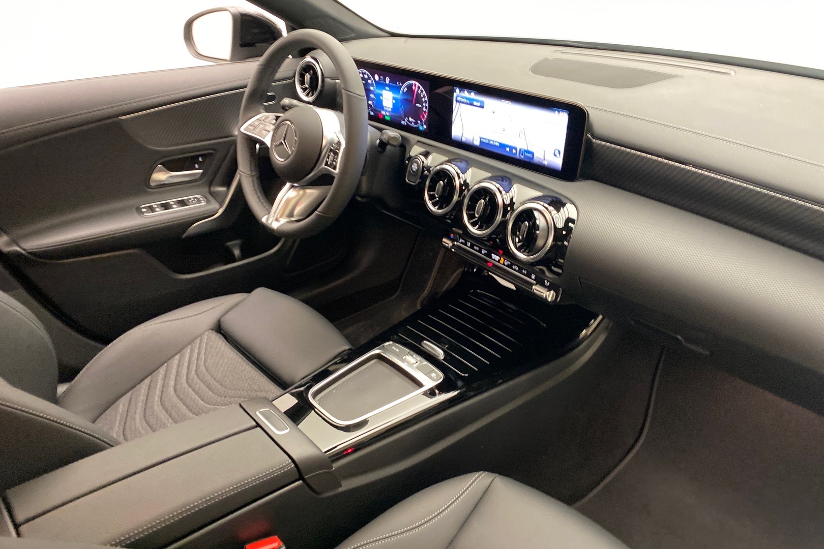 MERCEDES-BENZ CLA 2025