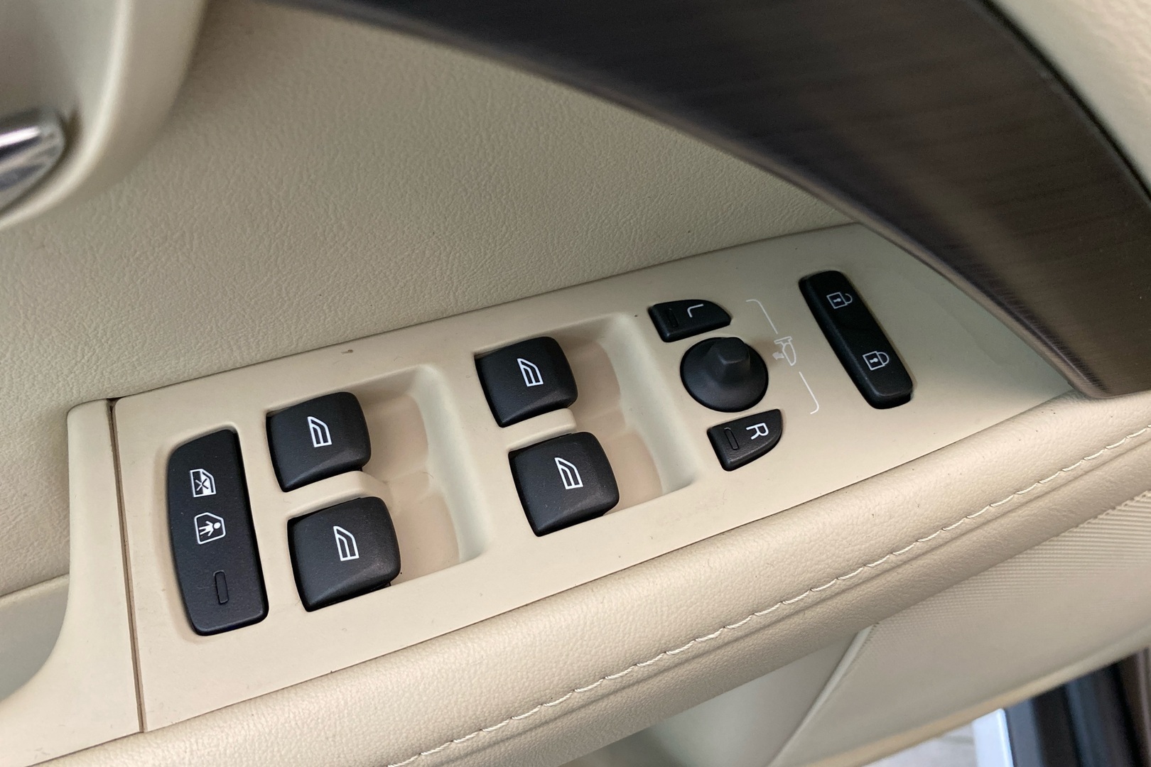 VOLVO XC70 2015