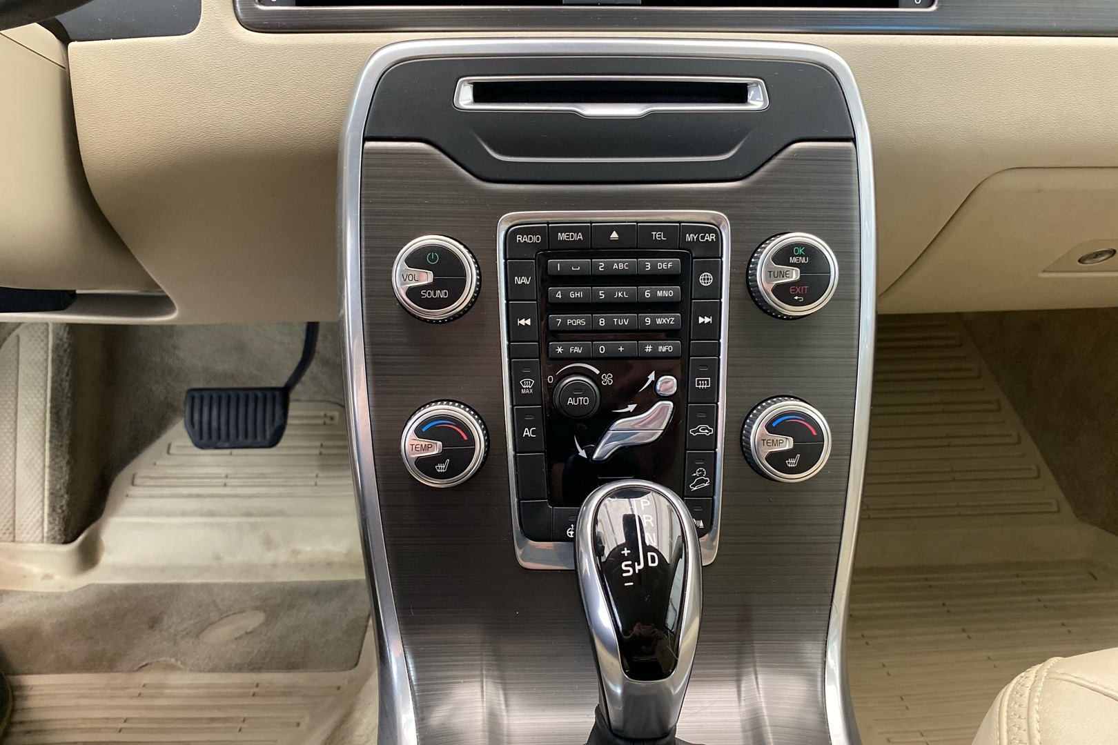 VOLVO XC70 2015