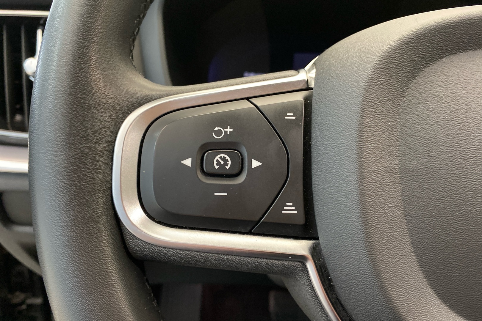 VOLVO V60 2023