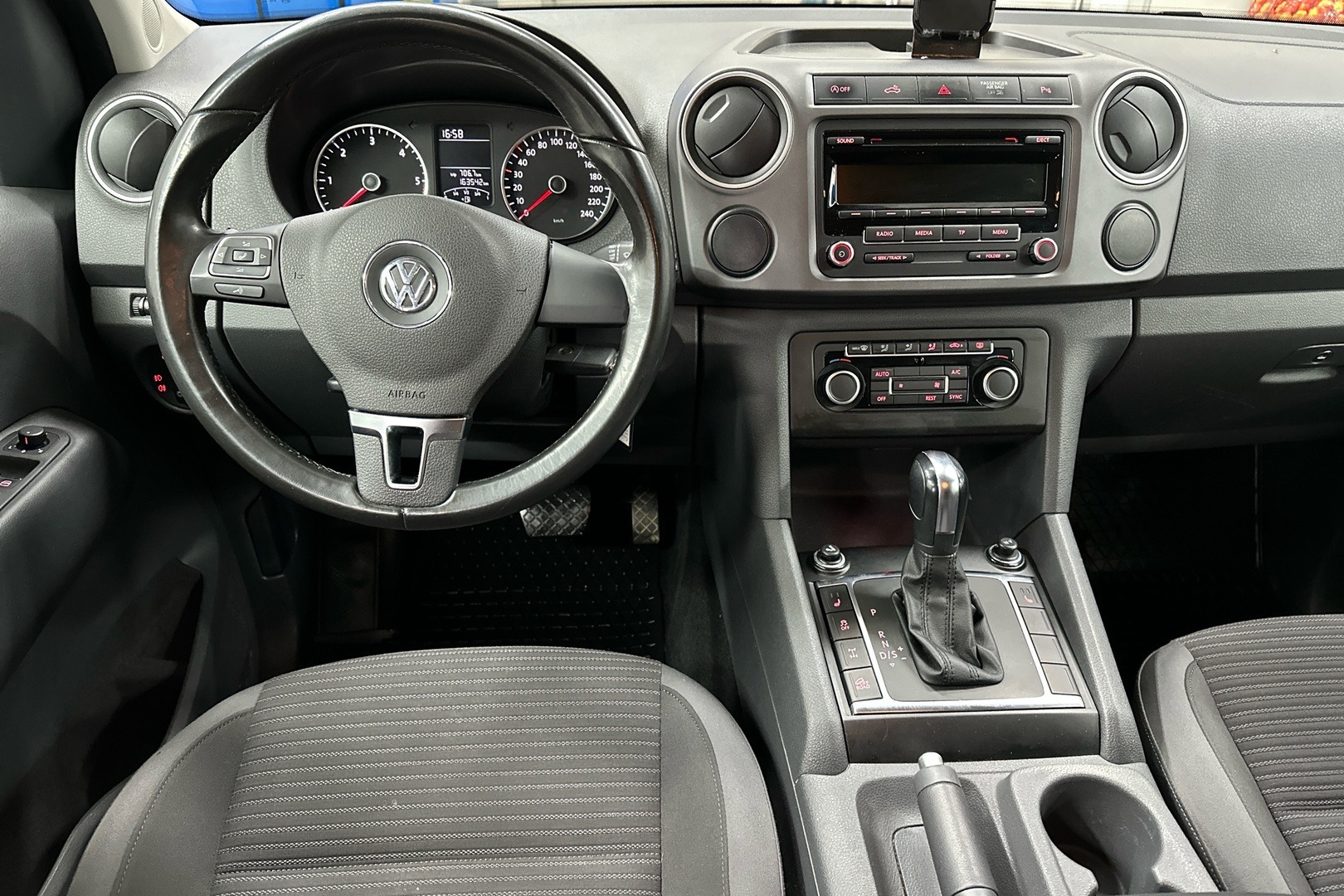 VOLKSWAGEN Amarok 2012