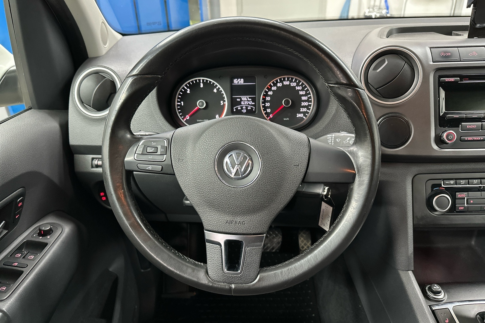 VOLKSWAGEN Amarok 2012