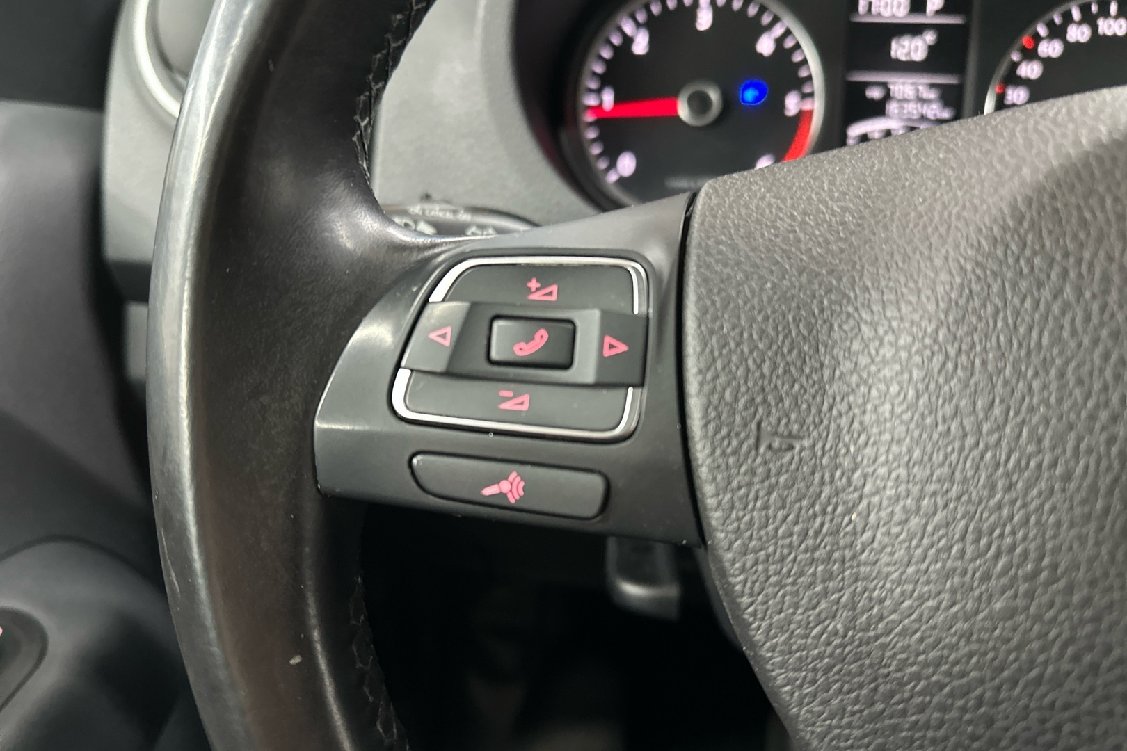 VOLKSWAGEN Amarok 2012