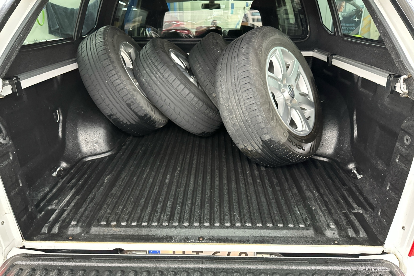 VOLKSWAGEN Amarok 2012