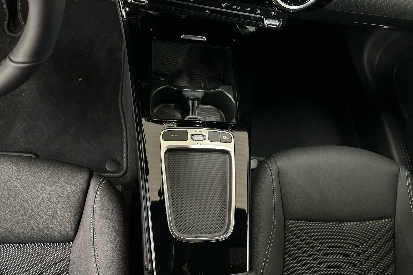 MERCEDES-BENZ CLA 2025