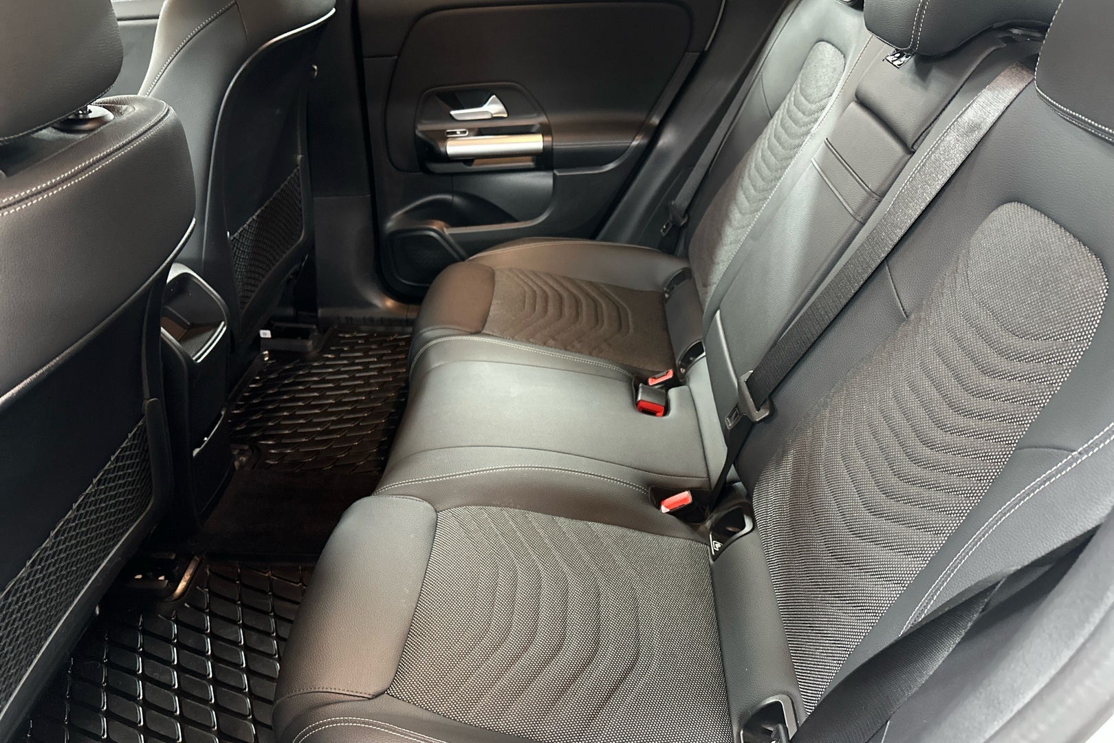 MERCEDES-BENZ EQA 2024