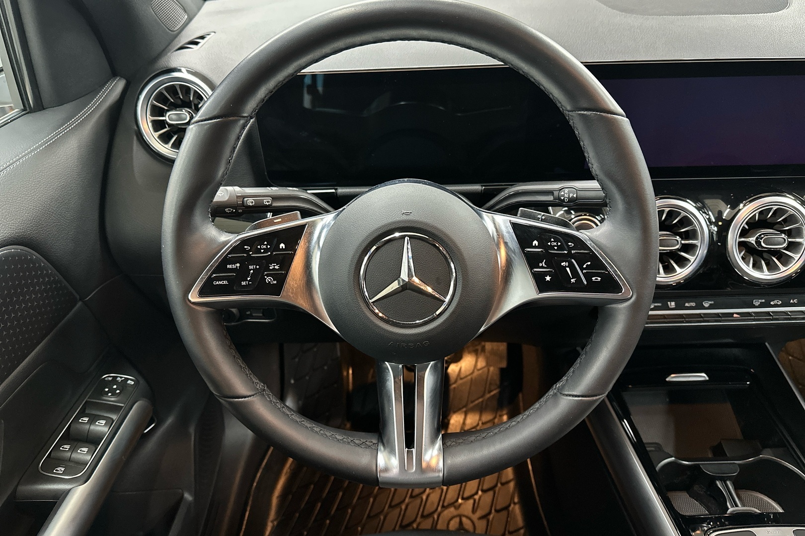 MERCEDES-BENZ EQA 2024