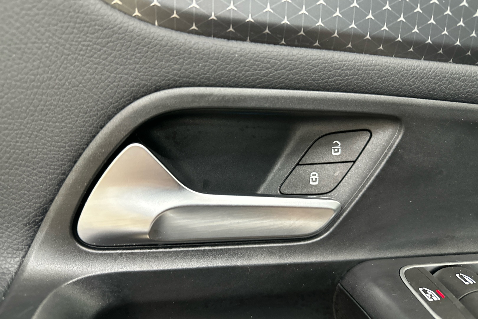 MERCEDES-BENZ EQA 2024