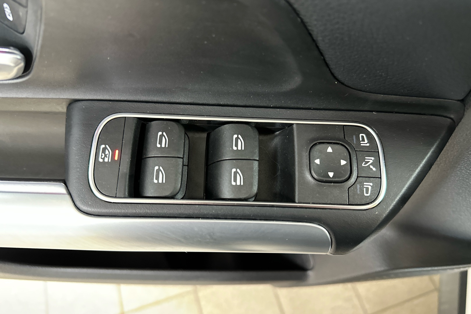 MERCEDES-BENZ EQA 2024