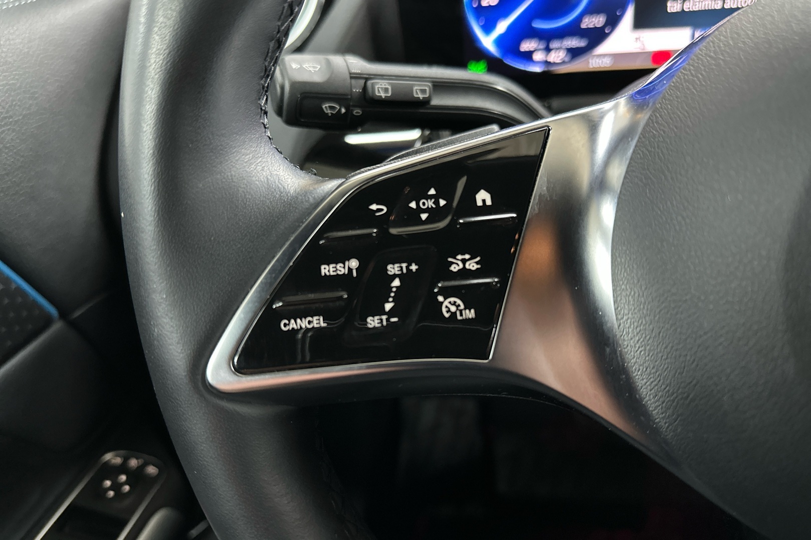 MERCEDES-BENZ EQA 2024