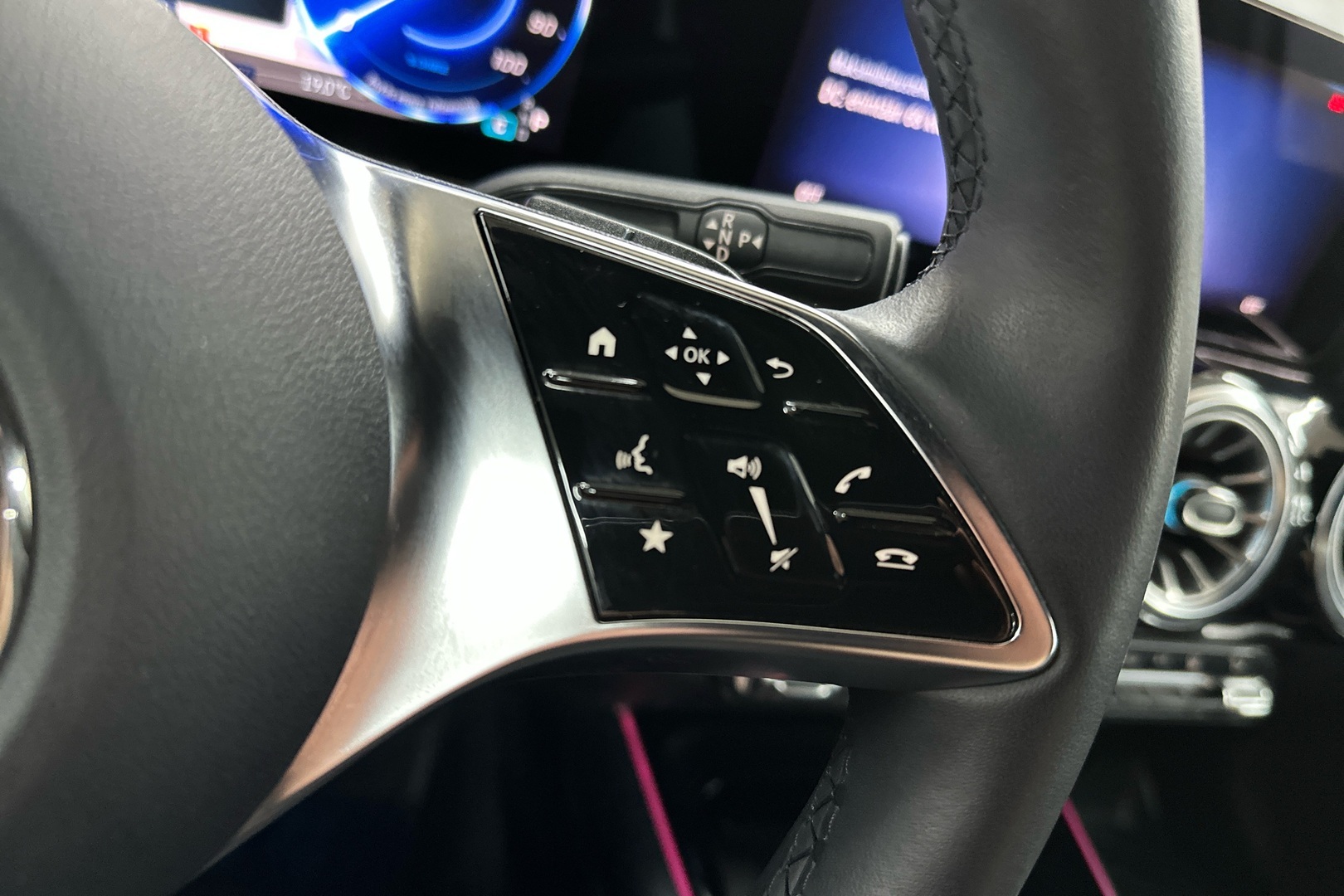 MERCEDES-BENZ EQA 2024