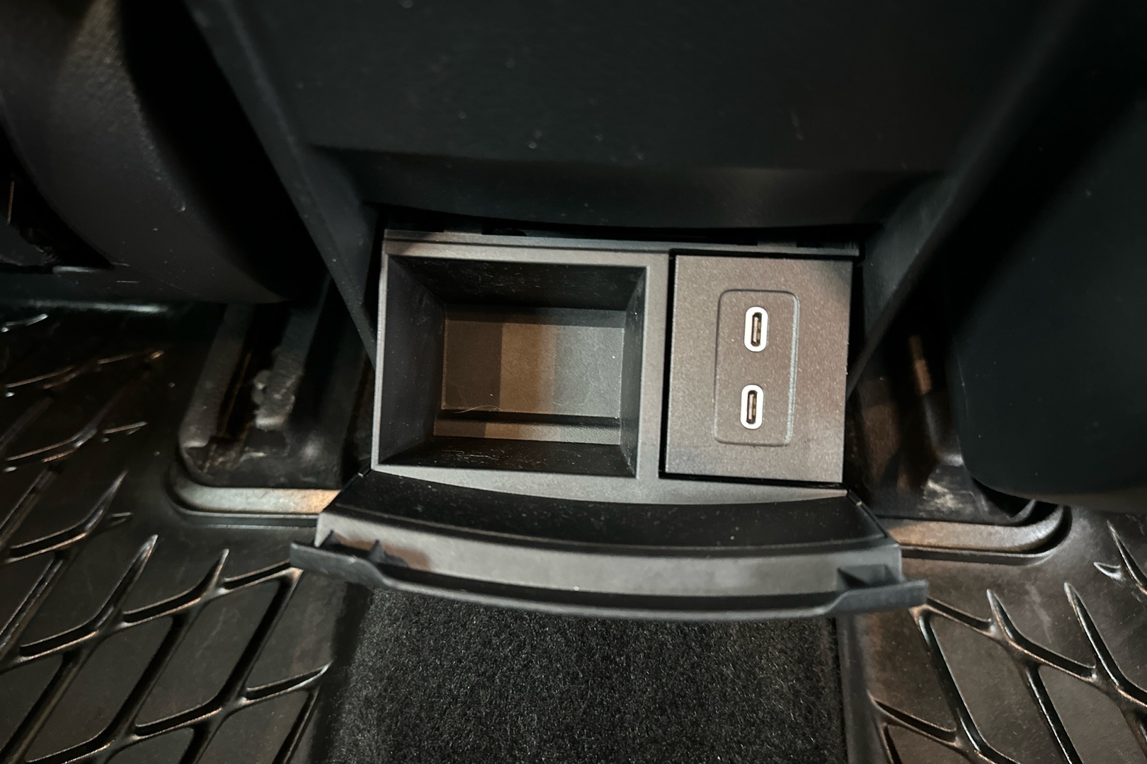 MERCEDES-BENZ EQA 2024