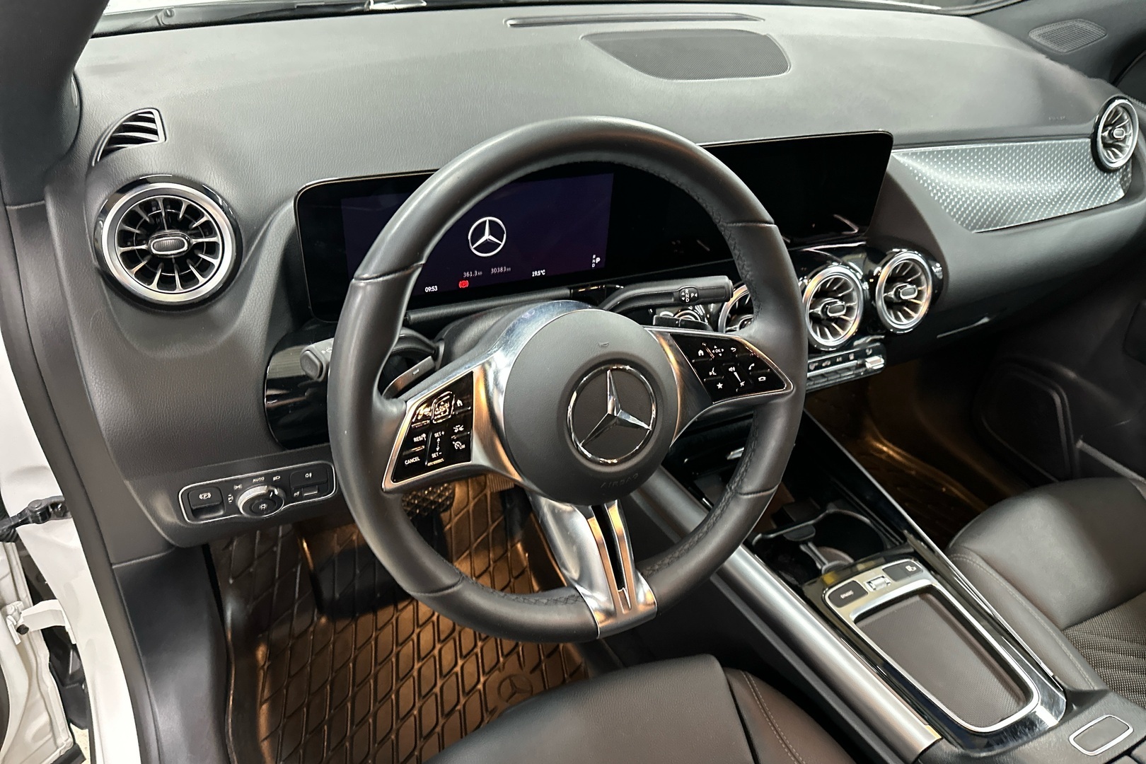 MERCEDES-BENZ EQA 2024