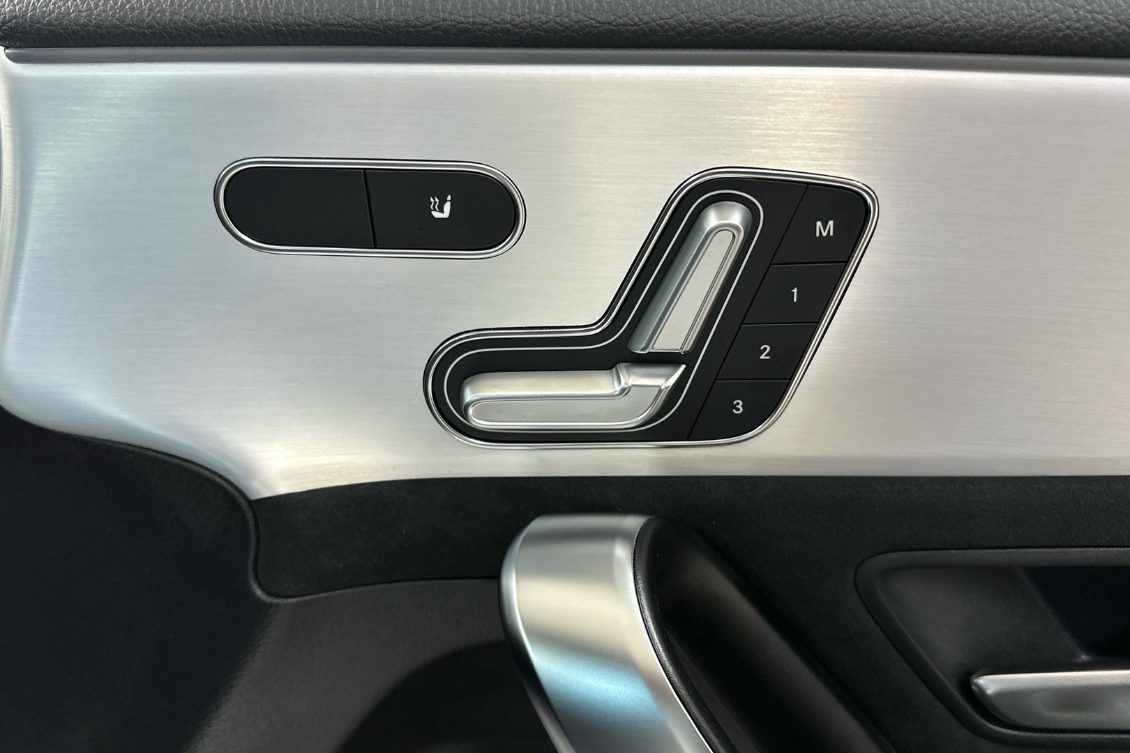 MERCEDES-BENZ A 2023