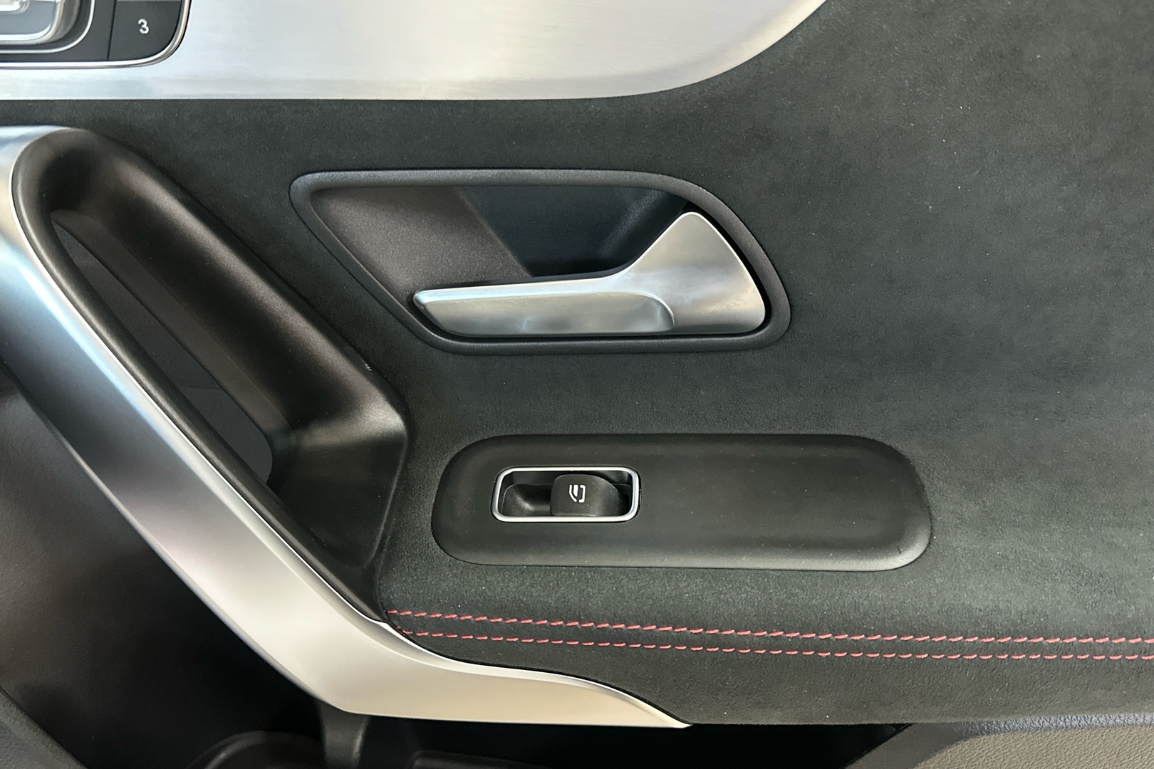MERCEDES-BENZ A 2023