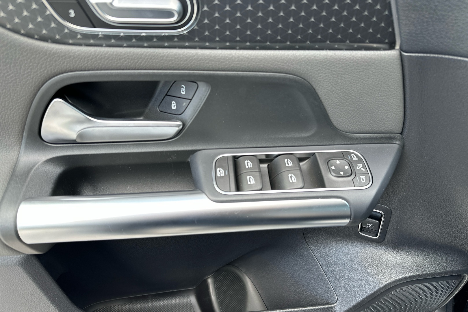 MERCEDES-BENZ EQA 2026