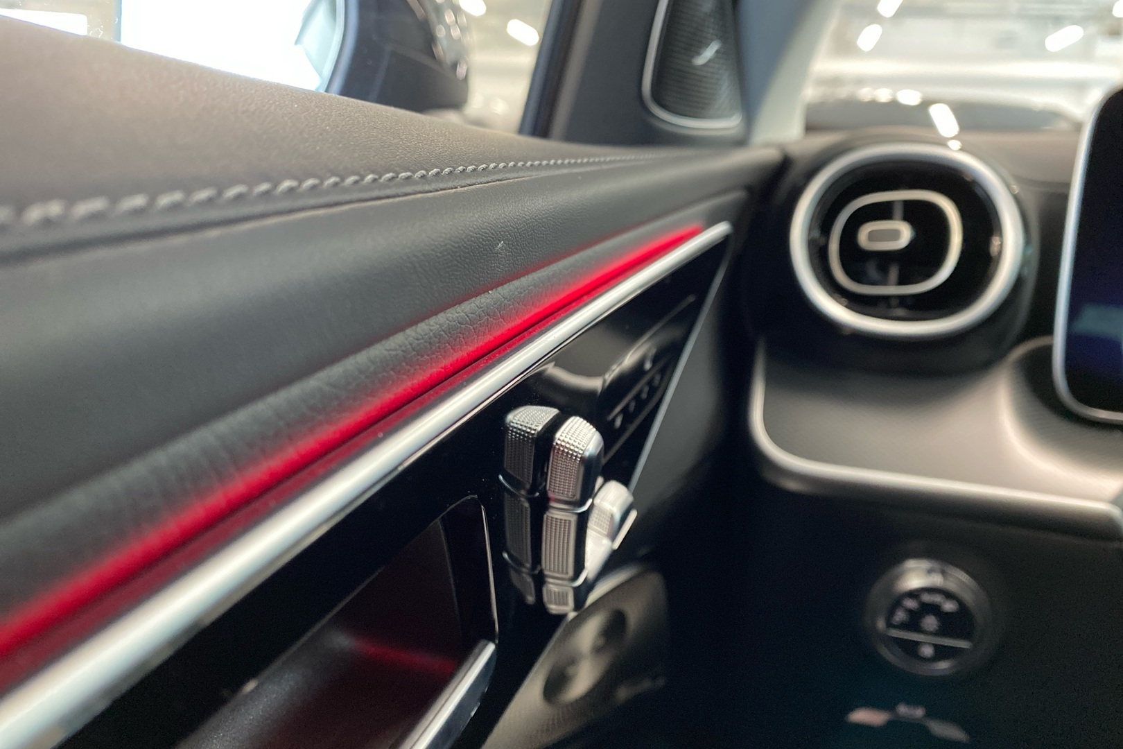 MERCEDES-BENZ C 2024