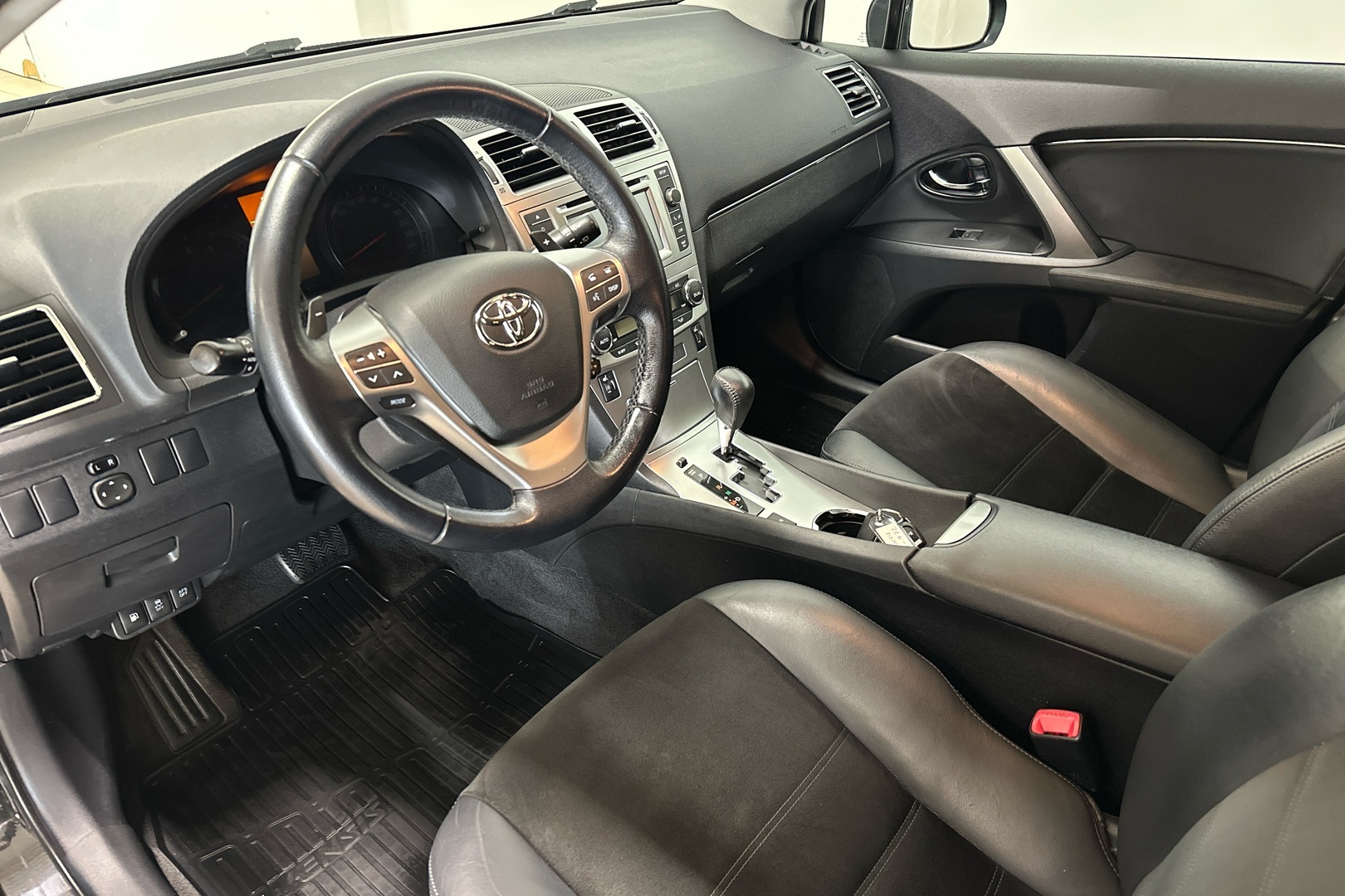 TOYOTA Avensis 2015